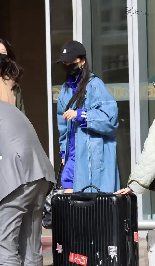 杨幂北京机场路透##杨幂牛仔风衣造型