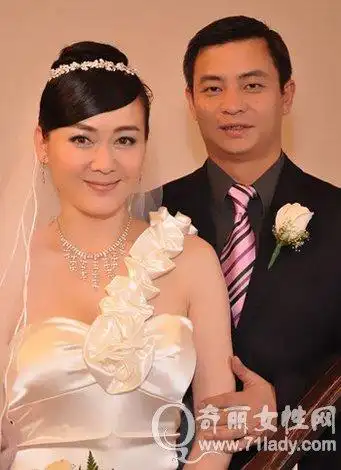 李大双的老婆石萱 李大双妻子石萱照片 / 比乐族