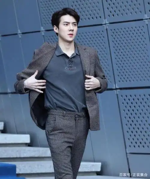 魅力男孩吴世勋换上西装也是性感的型男!热爱音乐也有时尚情怀!