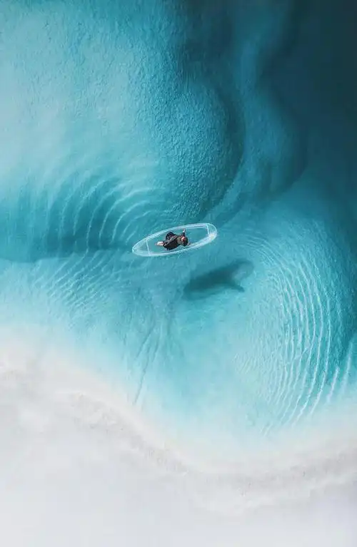 那些色彩斑斓的盐卤池,宛如被打翻的调色盘,又像是上帝赐予这片大地的