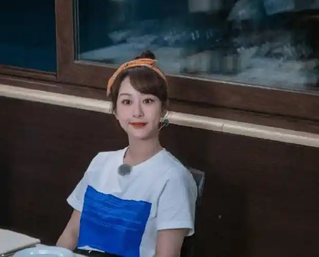 难怪王俊凯总盯着杨紫手机壳,看到这两字后,原谅我不厚道的笑了_姐弟