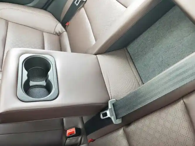 后排中央扶手高级感十足