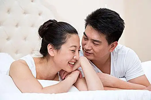 夫妻在卧室里亲昵