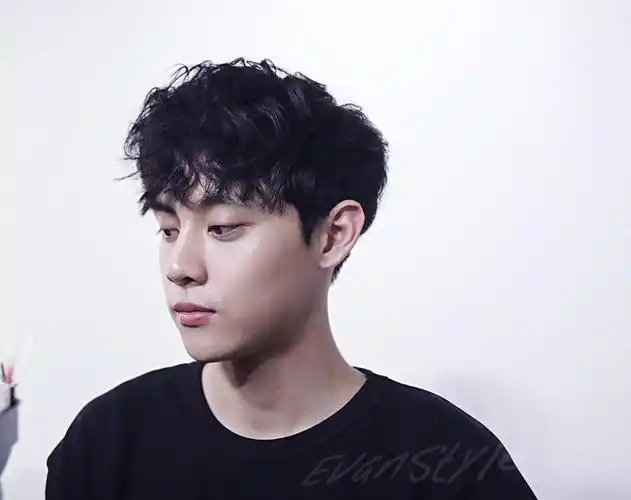 只烫不染的发型蓬松凌乱有型的男生发型