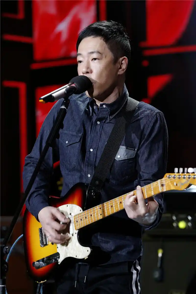 组图:摇滚男神同台飙歌 苏见信黄贯中嗨唱金曲_高清图集_新浪网