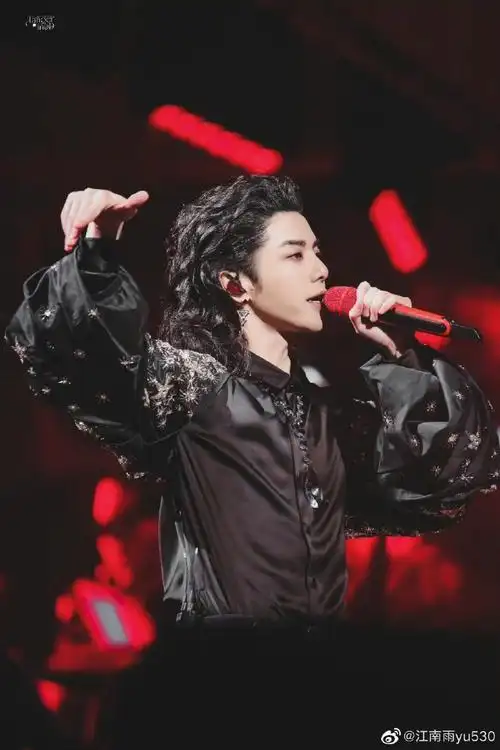 华晨宇黑白艺术家#拽哥花花新歌《黑白艺术家》:旋律抓耳,歌词酸爽