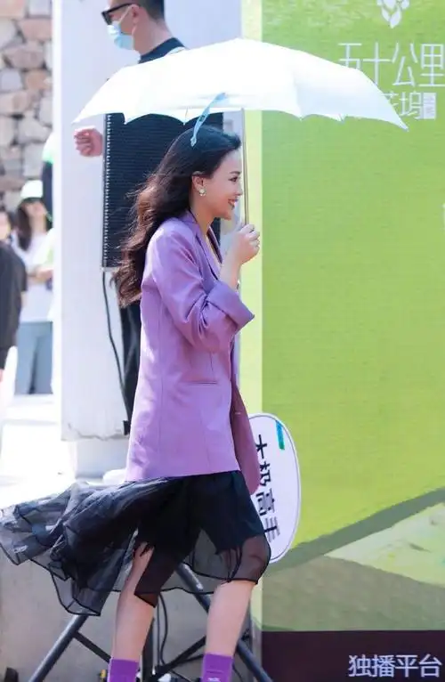 舒淇穿香芋紫西装搭配黑纱半裙亮相精致又浪漫美到发光