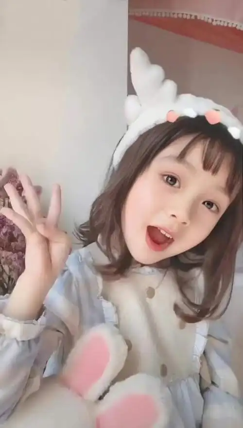 8岁的陈哈琳获百花最佳新人奖,却遭网友调侃:没钱怎么当童星?