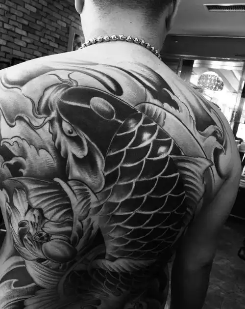 满背鱼纹身图片