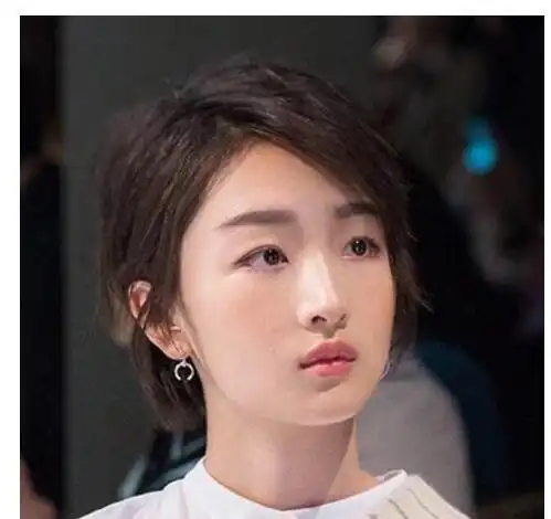 周冬雨时尚麦穗烫短发发型造型