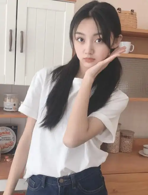 曲芷含日常生活中的穿搭偏清新化,简单的白色t恤加双马尾,释放出满满