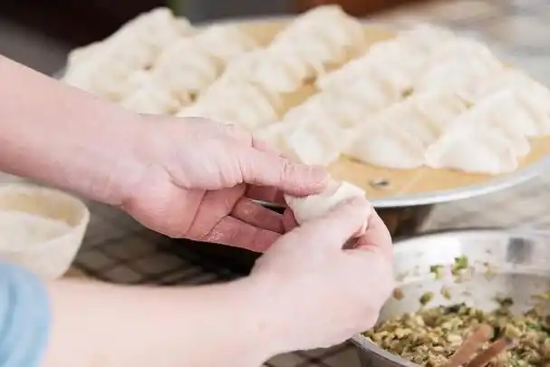 饺子是我国的一道传统美食,在东北,华北,华东等地,饺子是人们最常见的