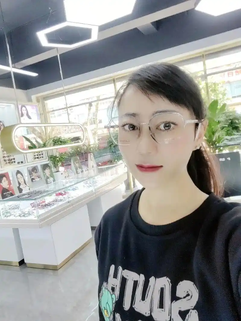 终于配到一幅轻便美观的眼镜了.终于可以和厚重的啤酒瓶底说by - 抖音