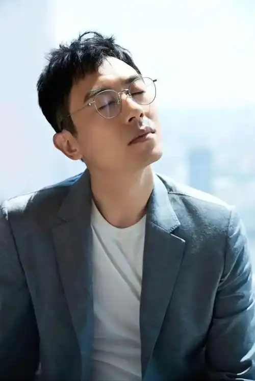 朱亚文戒糖增肌60天后,变成粗犷大爷了?