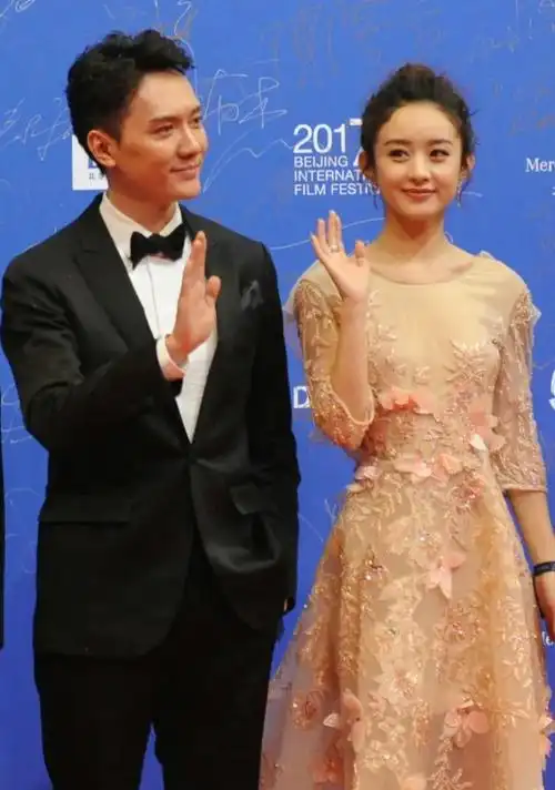 赵丽颖刚洗完澡看见老公冯绍峰摇摇摆摆的从外面回来就走上前去扶他