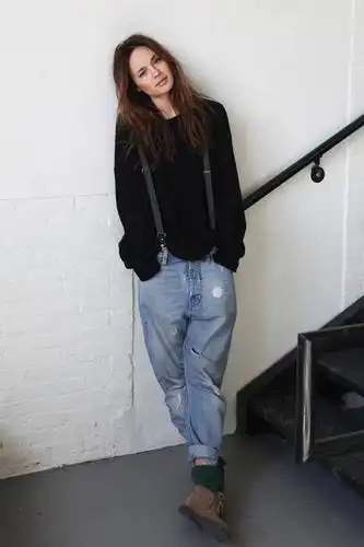 欧美时尚街拍:宽松牛仔裤怎么搭配更有型