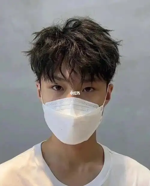 男生慵懒蝴蝶烫痞帅痞帅朋友圈全是王嘉尔的发型 但我想告诉你 男孩子