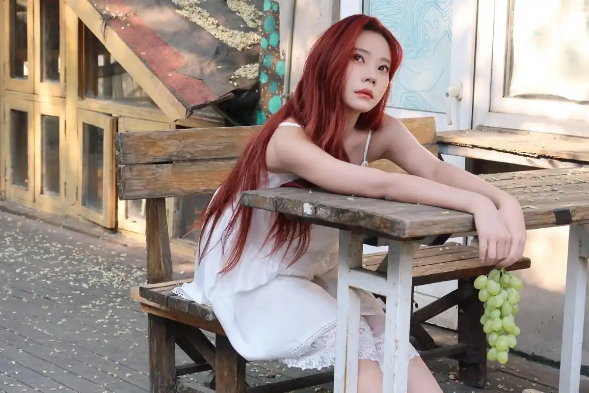 张紫宁白色吊带蕾丝裙唯美私服写真组图