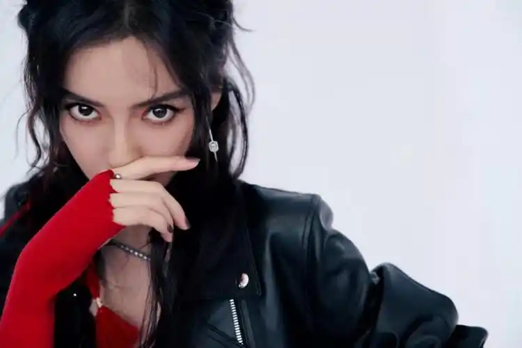 baby罕见摇滚造型美到开挂!穿低领吊带性感藏不住,眼神杀好霸气