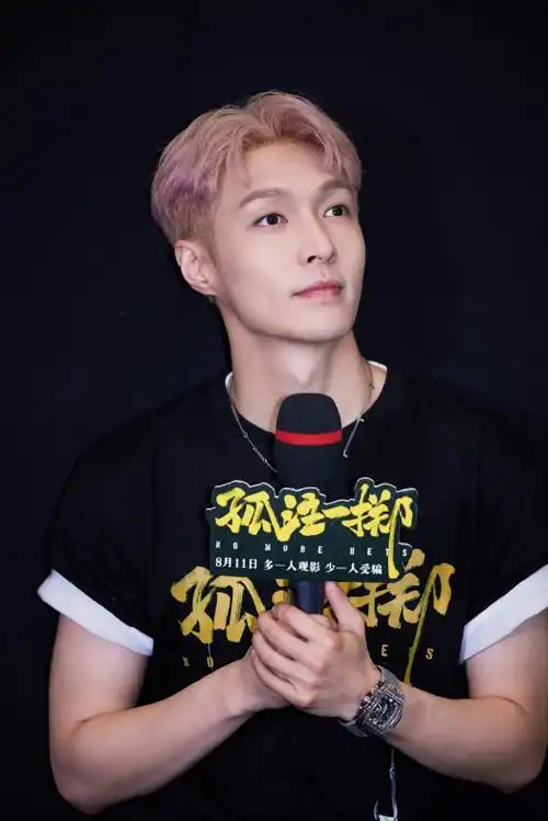 张艺兴和酷酷的滕跨服聊天##酷酷的滕骗不了张艺兴一点