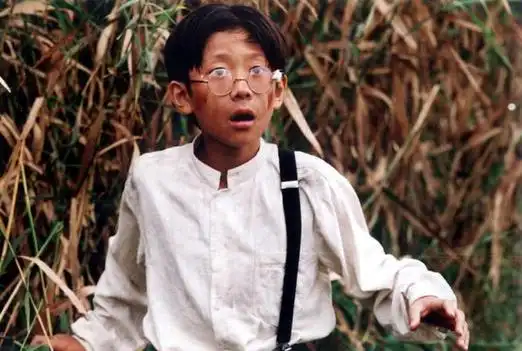 张一山,俏皮得很!小时候有点"丑小鸭"的感觉.