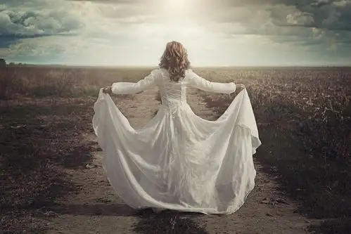 白裙美女背影图片