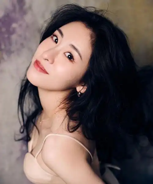 张碧晨浅金色吊带连衣裙写真,恬静温婉,美艳动人!_高清图集_新浪网