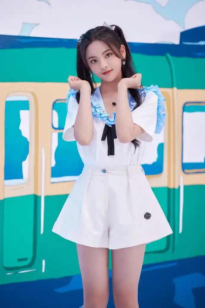 杨超越扎双马尾俏皮灵动 天真烂漫充满青春活力