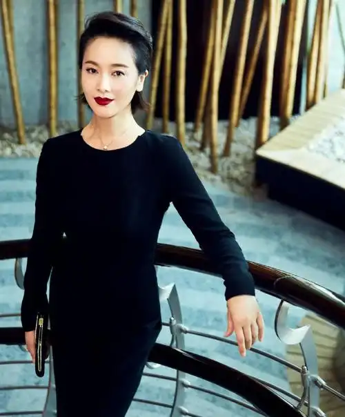 左小青:气质温润楚楚动人,高丸子头尽显青春有活力|左小青|气质|活力