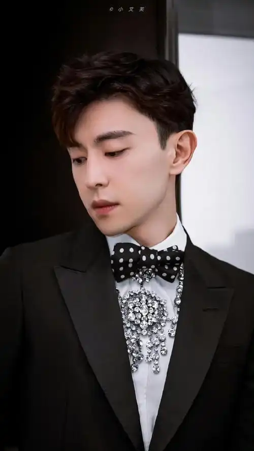 灯芯阁超话#邓伦#  无与伦比的西装王子