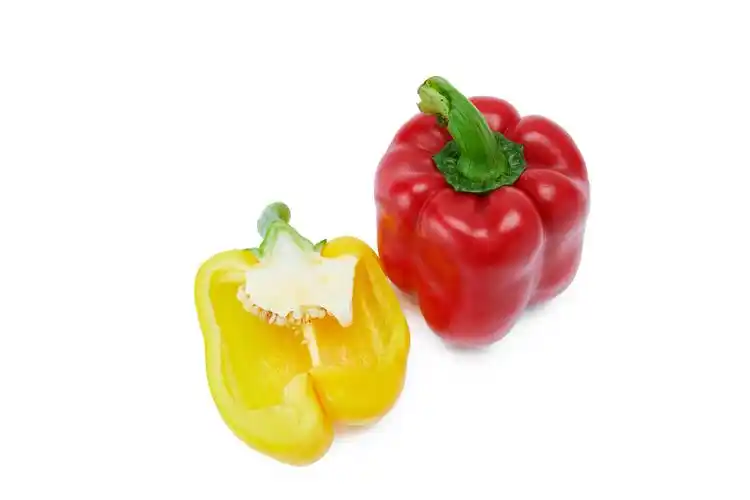 白底蔬菜新鲜蔬菜切开彩椒两个彩椒黄椒红椒彩椒菜椒