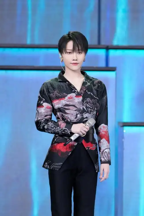 刘雨昕新国风造型出镜雅致的艺术印花硬朗的皮革腰封