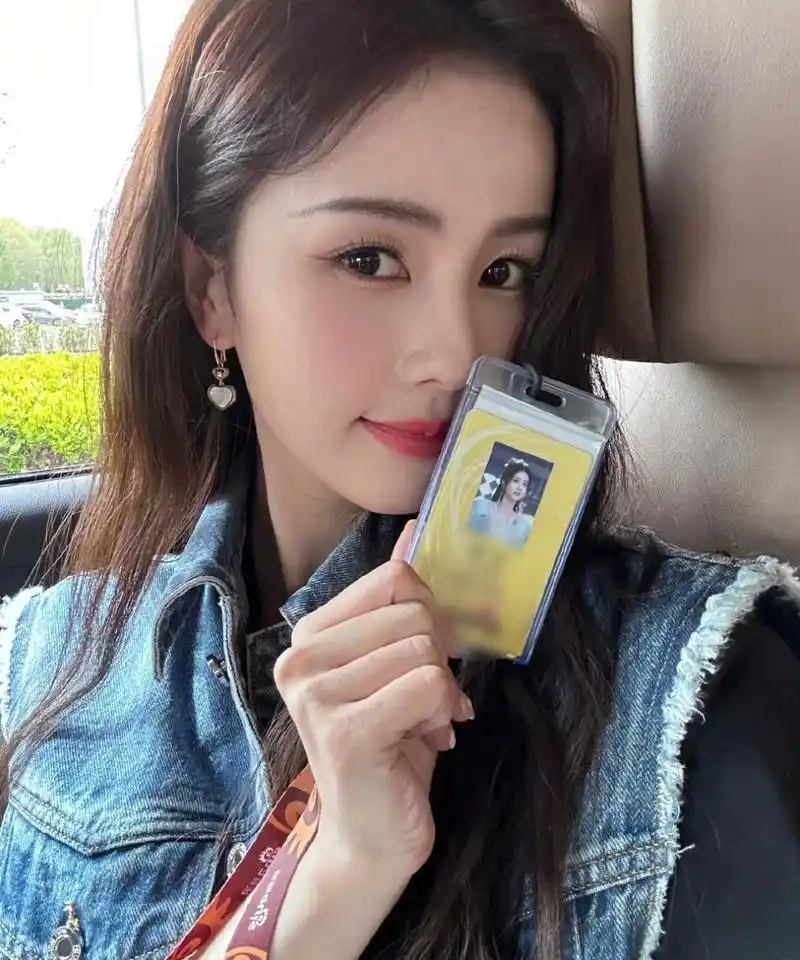 白鹿收工坐车返程,在座位上拿着工牌自拍表情呆萌.