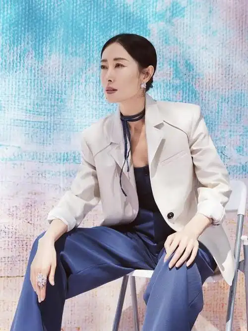 刘敏涛西装飒爽气场十足新剧女士的法则央视热播