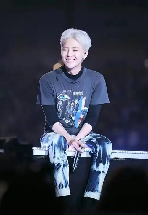 36岁权志龙与网友合照5年不复出形象大变不修边幅很接地气