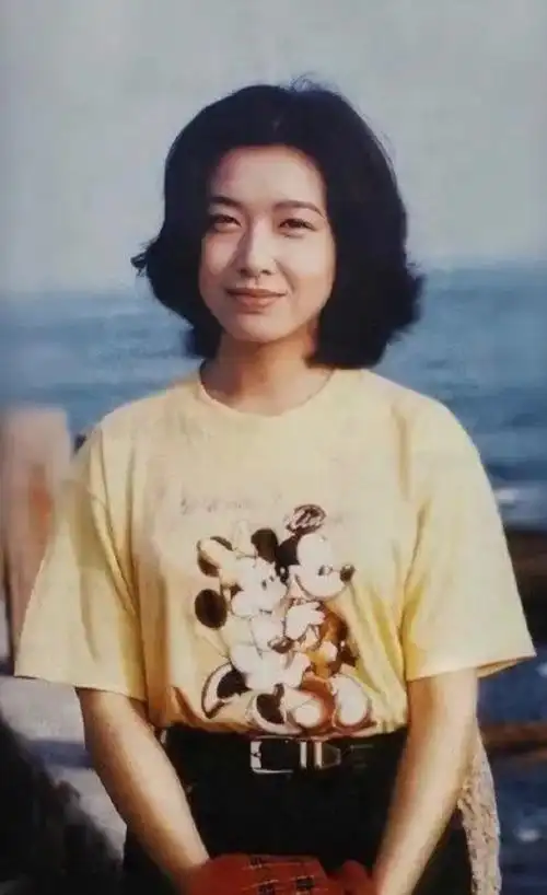 回顾江珊:与高曙光闪婚,和靳东姐弟恋,如今被新丈夫宠成宝