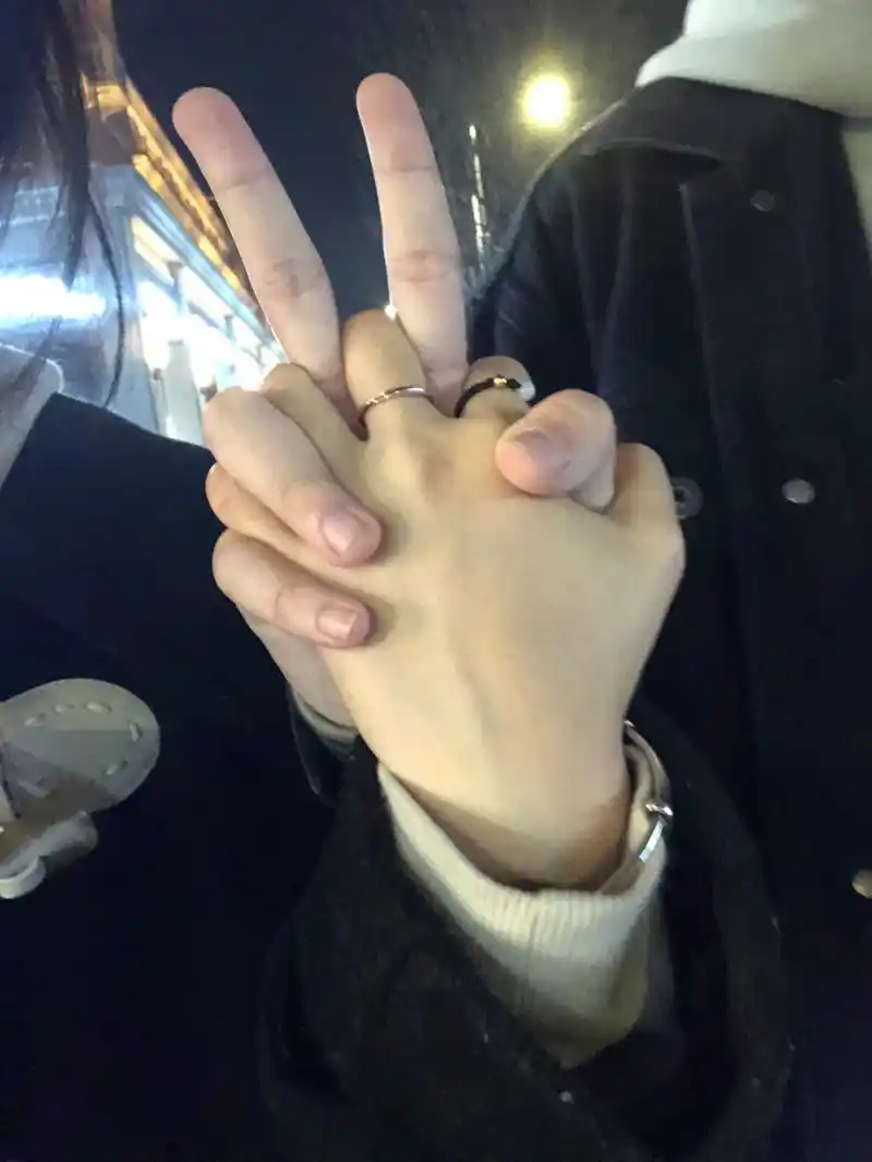 十指紧扣 一定要拍很多很多情侣牵手照片