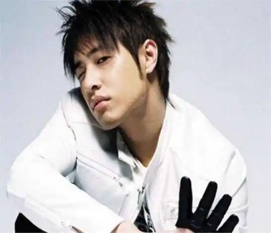 44岁潘玮柏胖至200斤,晒19岁时帅照,被罗某人嘲讽你就继续吃吧