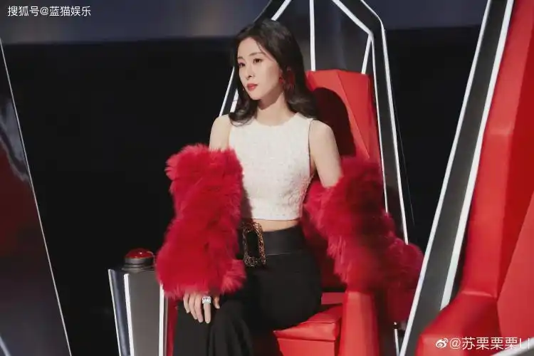 好声音助教服装该管管了!张碧晨晃眼,吴莫愁浮夸,只有她太稳重