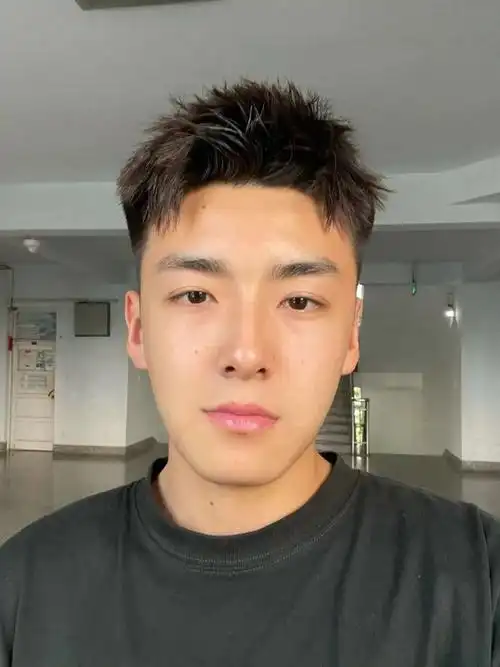 男生理发不要只会稍微剪短这3款发型潮流帅气可以去尝试