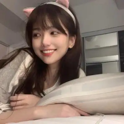 长发飘飘的俏皮温柔女生头像