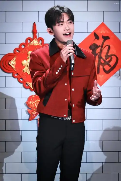 易烊千玺超话  2021 /0211 /210211  央视春晚  好烂漫的一位  #易烊