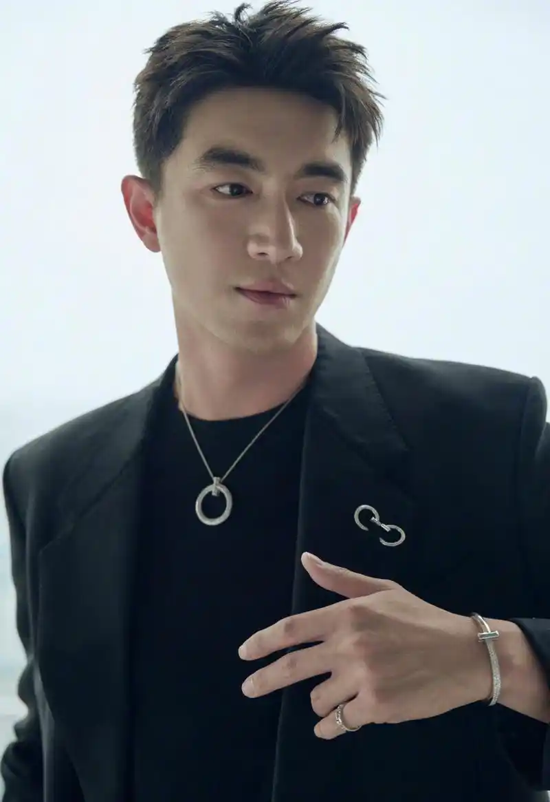 终于又等到了林更新的营业!这波黑西装造型看得我是直呼爱了,有一说一