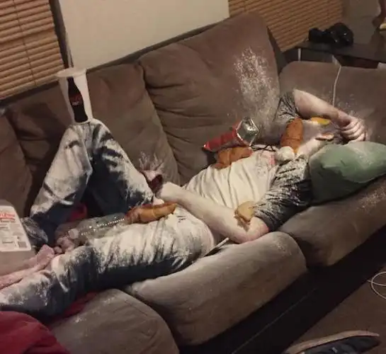 看看这些醉酒后的照片 这"姿势"真是美得不像话!