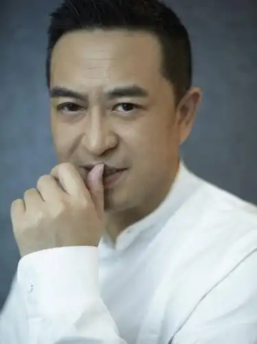 国民大叔张嘉译,又拿下一座奖杯,这部代表作有点厉害