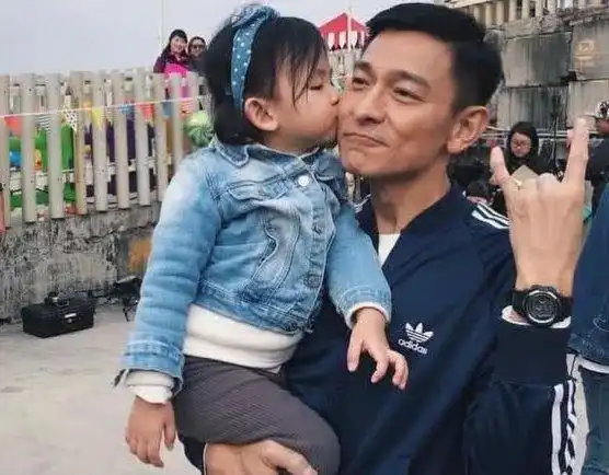 有一种整容叫刘德华女儿刘向蕙的近照曝光长大后成这模样