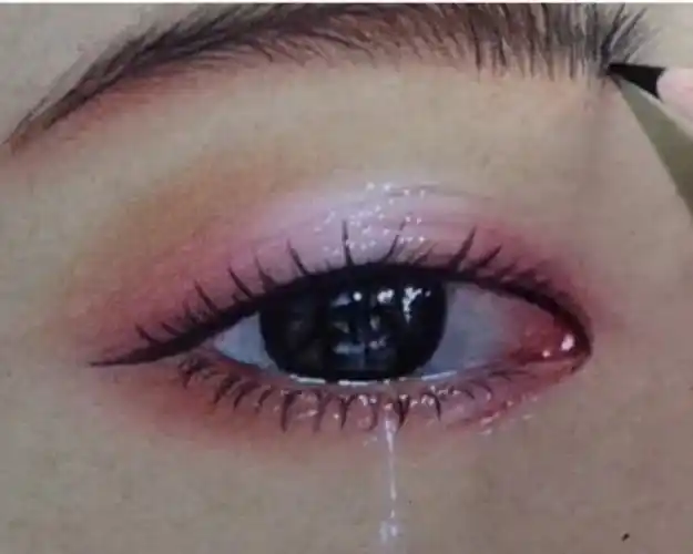 男朋友惹我生气了,画个流泪的眼睛,真是太心疼了!