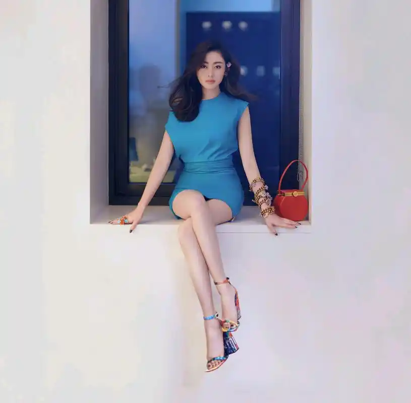 张天爱身着蓝色短裙纽约大秀,时髦张扬,性感十足