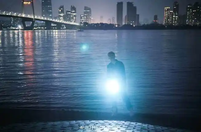 朱正廷海边氛围感随拍