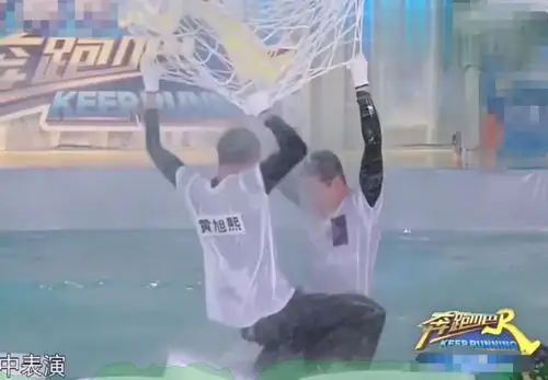 黄旭熙为了将王彦霖踢下水谁注意到他脚上的动作观众太刺激